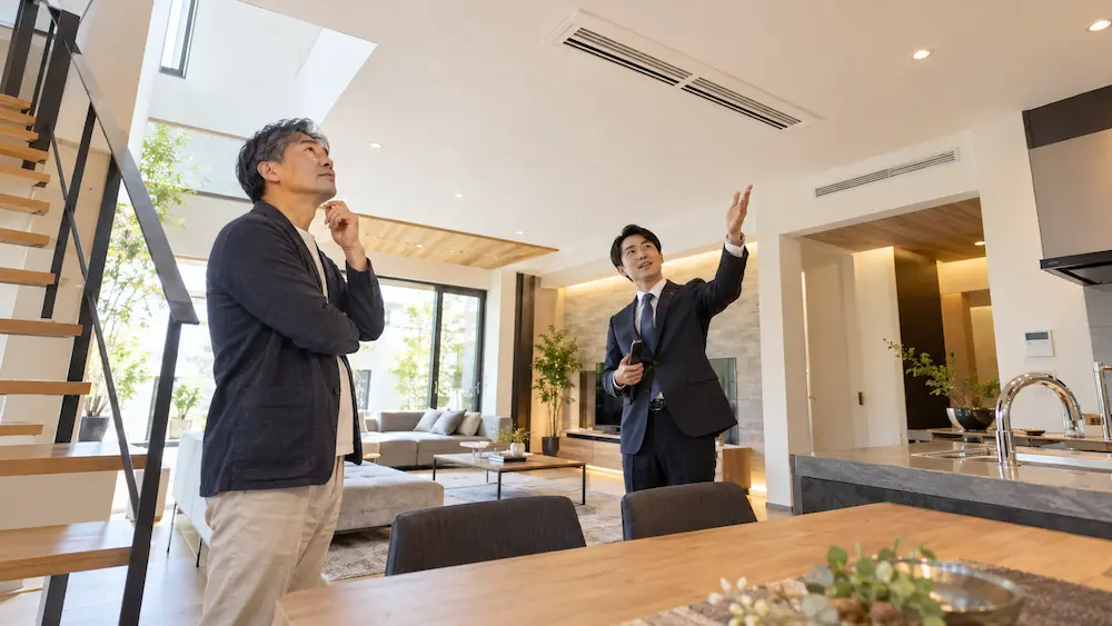  3軒目の住宅会社選びで桧家住宅の展示場を見学する様子