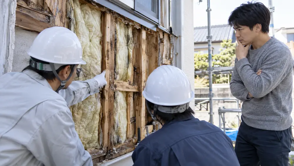 外壁をはがして建物内部を調査している様子